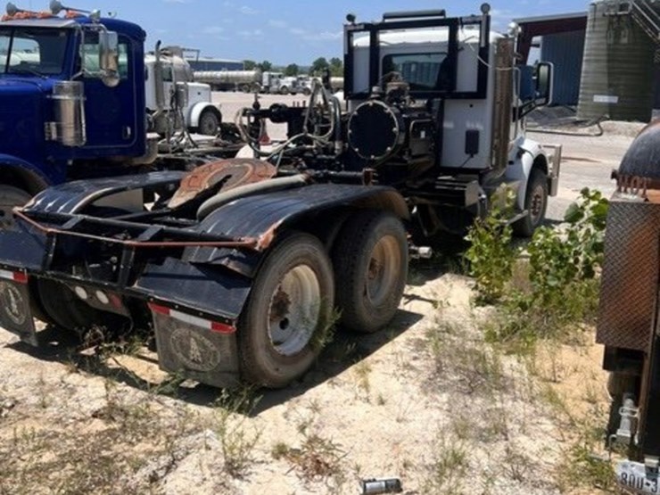 2015-peterbilt-567-image-4