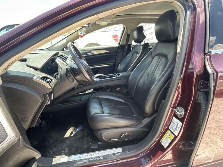 2013-lincoln-mkz-sedan-image-12