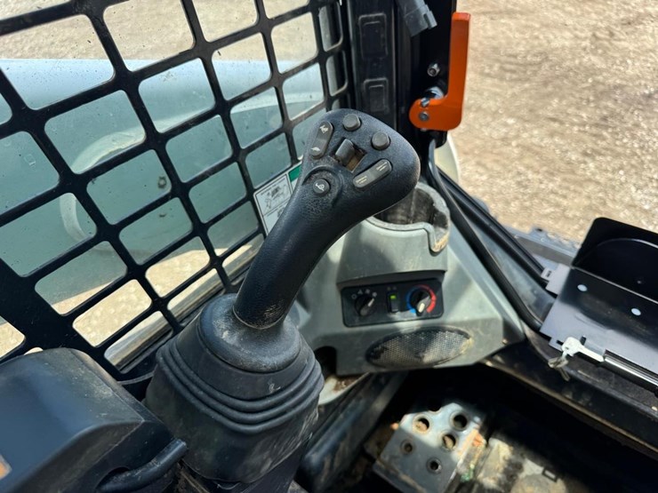 2017-bobcat-t750-image-31