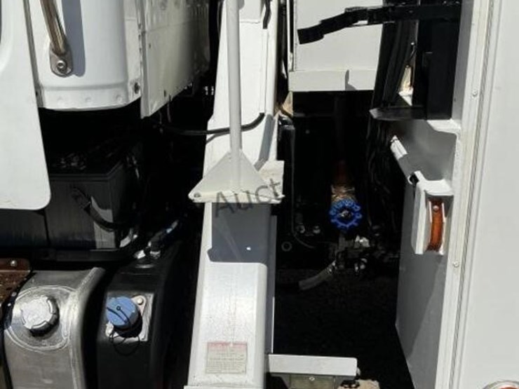 2013-freightliner-m2-106-image-11
