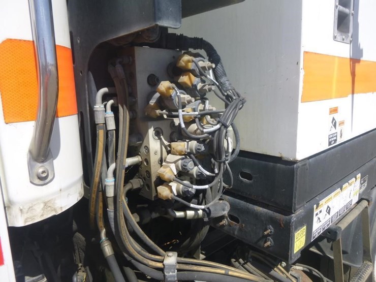 2016-freightliner-m2-106-image-16