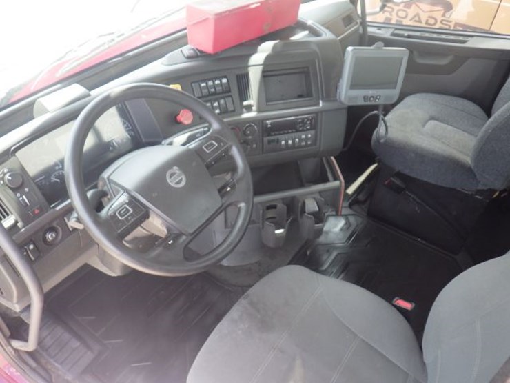 2021-volvo-vnl300-image-15
