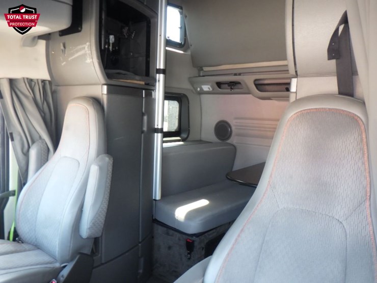 2022-volvo-vnl860-image-18