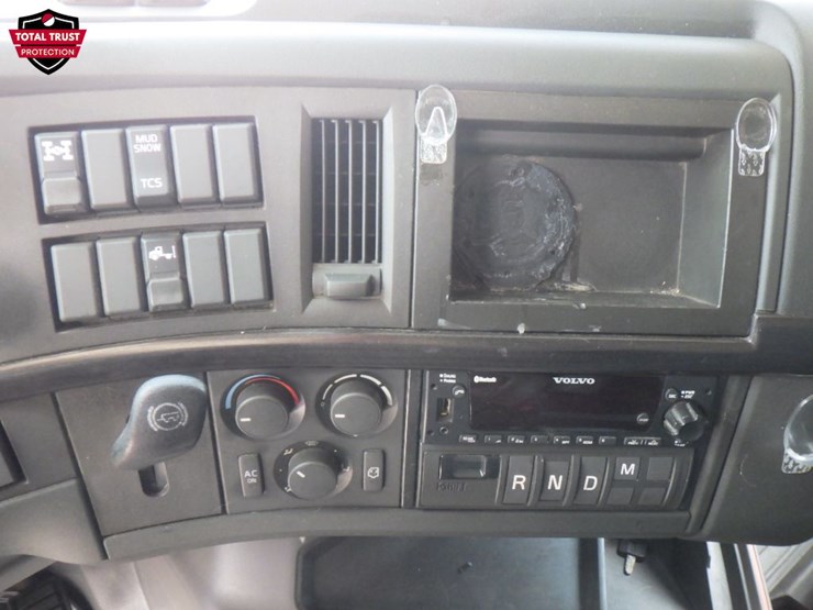 2022-volvo-vnl860-image-17