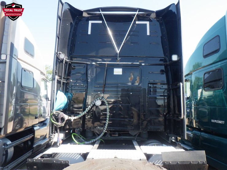 2023-volvo-vnl860-image-10