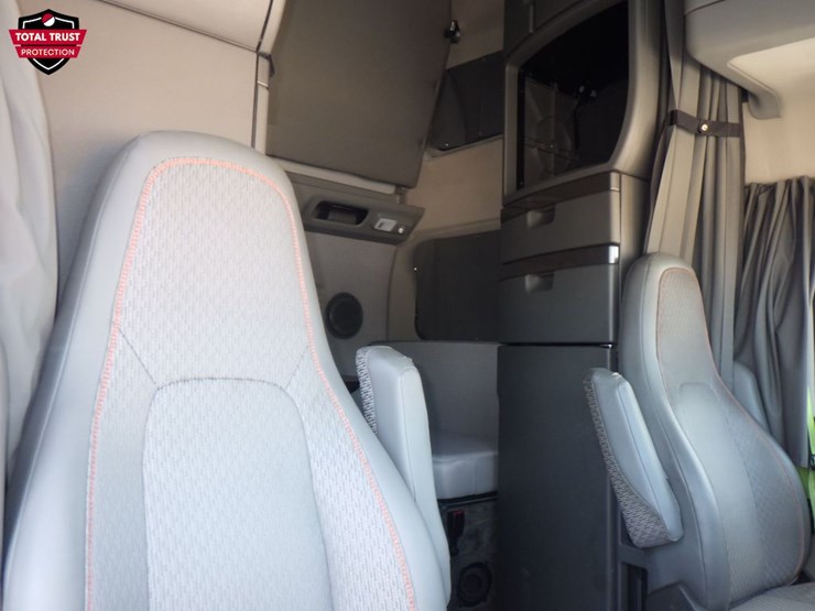 2022-volvo-vnl860-image-4