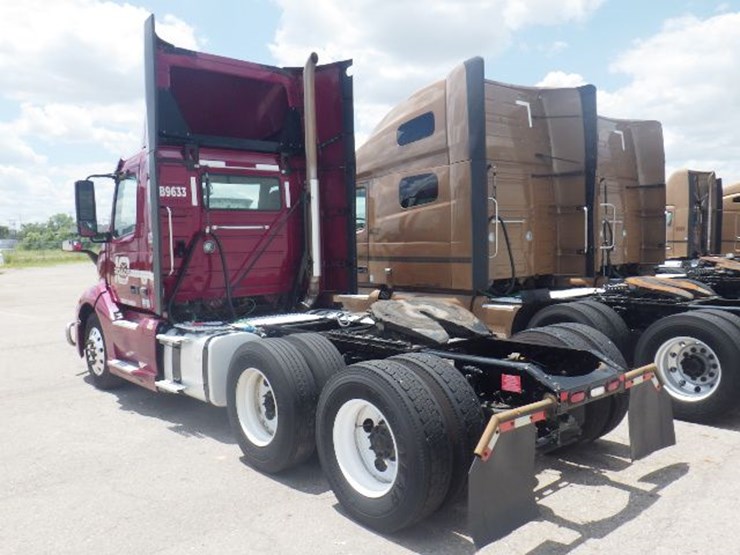 2021-volvo-vnl300-image-12