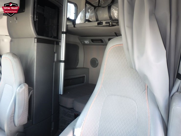 2023-volvo-vnl860-image-22