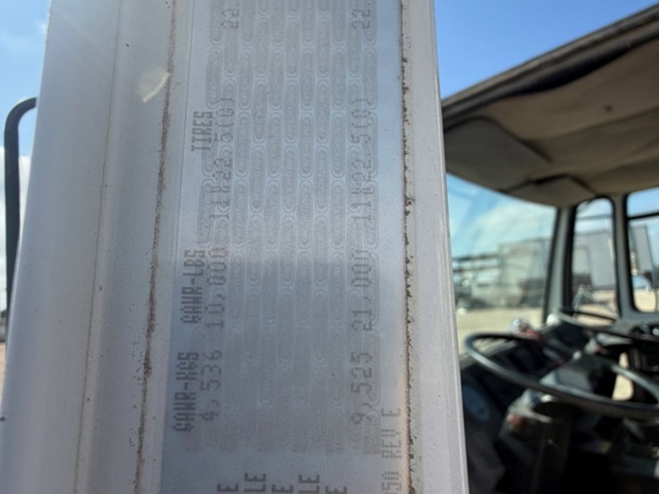 2000-freightliner-fc70-image-15