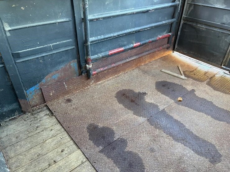 10'-gooseneck-cattle-trailer-image-5