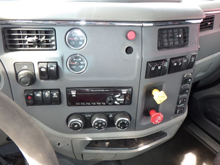 2016-peterbilt-567-image-14