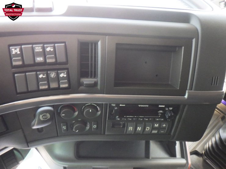 2022-volvo-vnl860-image-17