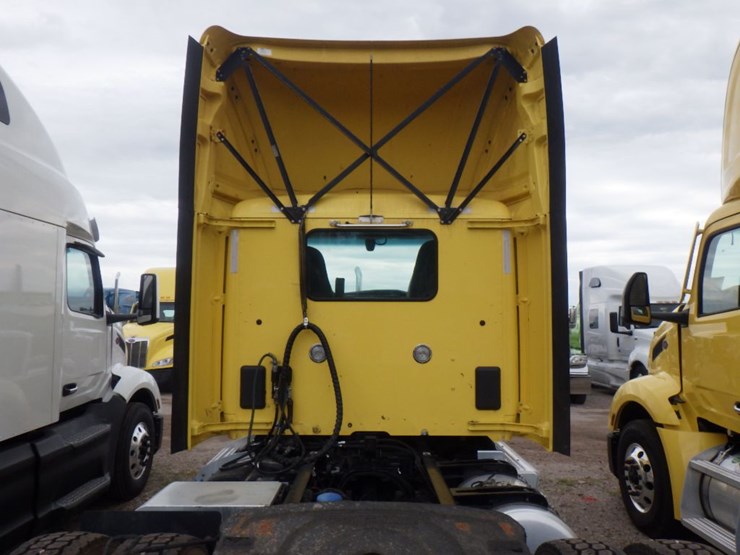 2023-peterbilt-579-image-10