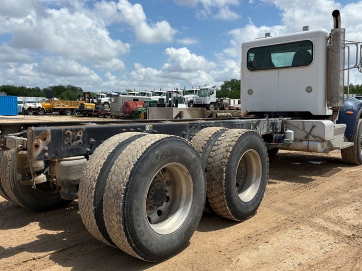 2012-peterbilt-348-image-4