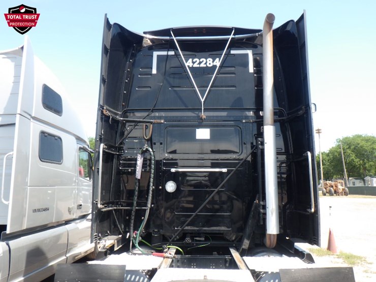 2022-volvo-vnl860-image-11