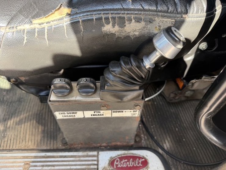 2016-peterbilt-389-image-12