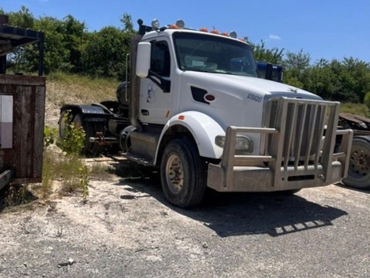 2015-peterbilt-567-image-2