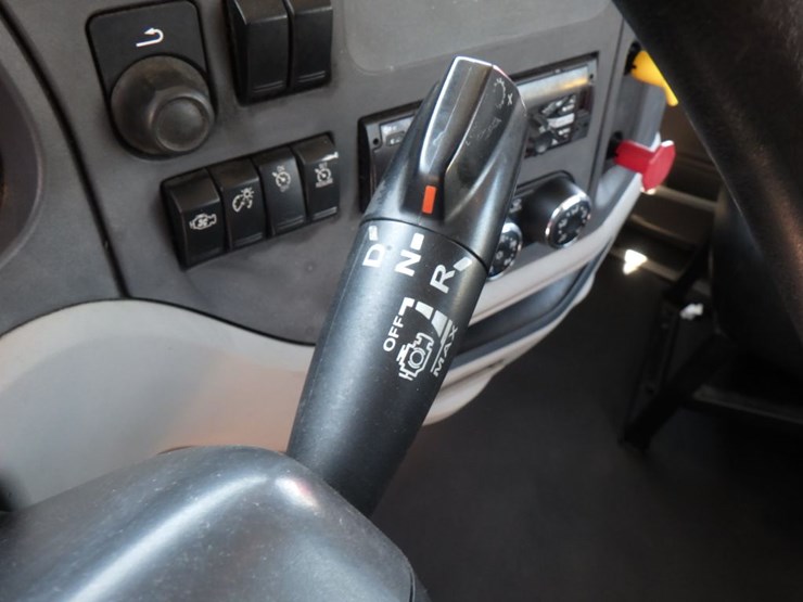 2021-peterbilt-579-image-16