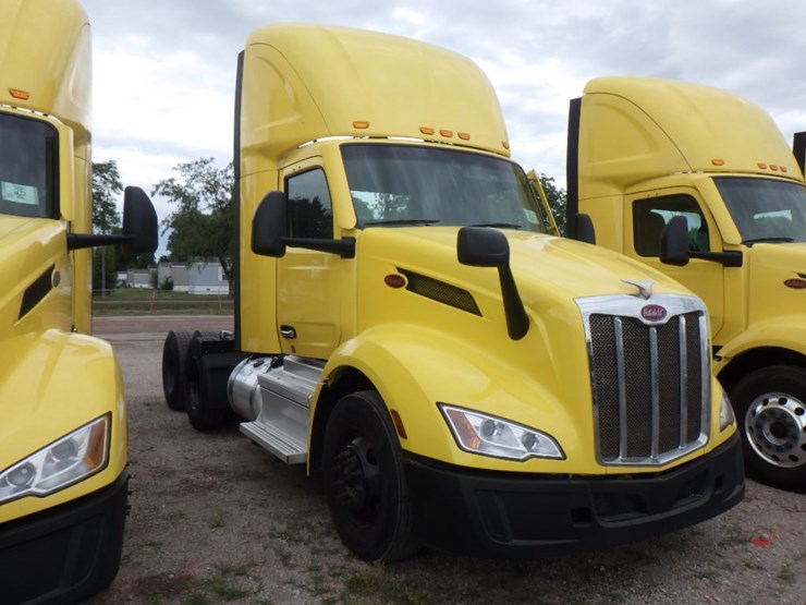 2023-peterbilt-579-image-3
