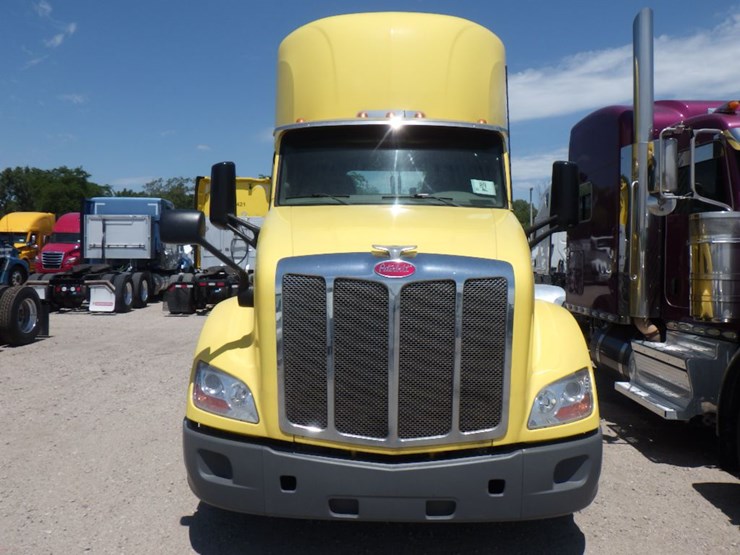 2021-peterbilt-579-image-2