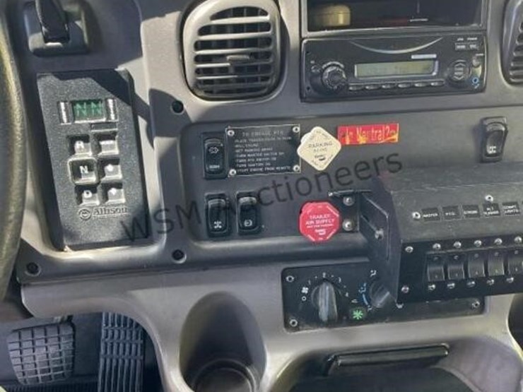 2013-freightliner-m2-106-image-32