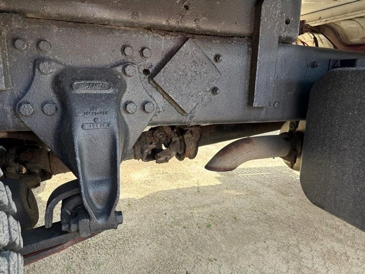 2002-freightliner-fl80-image-7