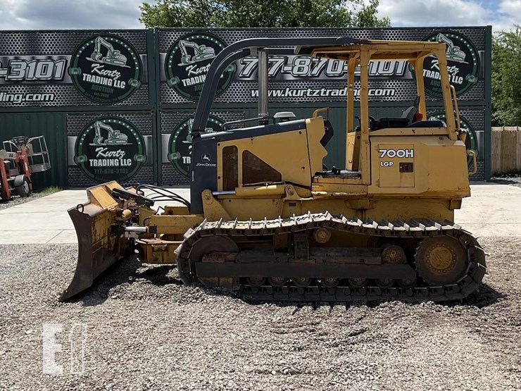 2004-deere-700h-image-1