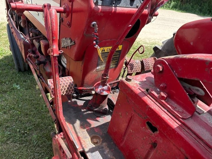 farmall-350-gas-tractor-image-13
