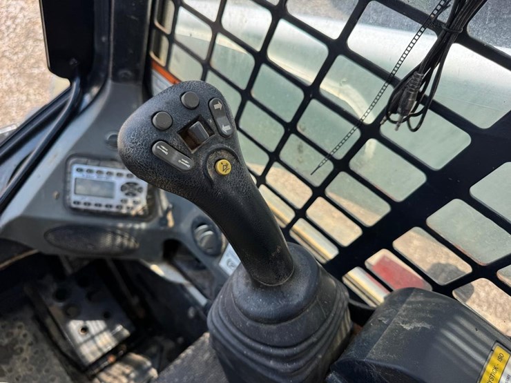 2017-bobcat-t750-image-30