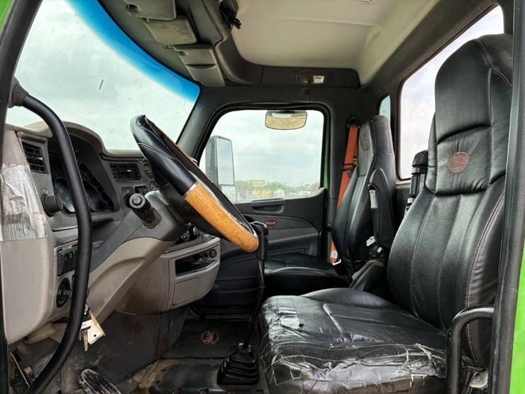 2014-peterbilt-567-image-7