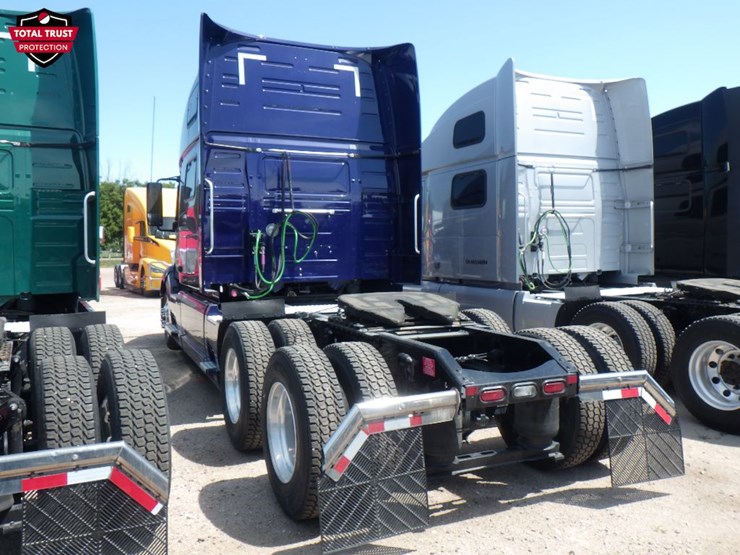 2022-volvo-vnl860-image-11