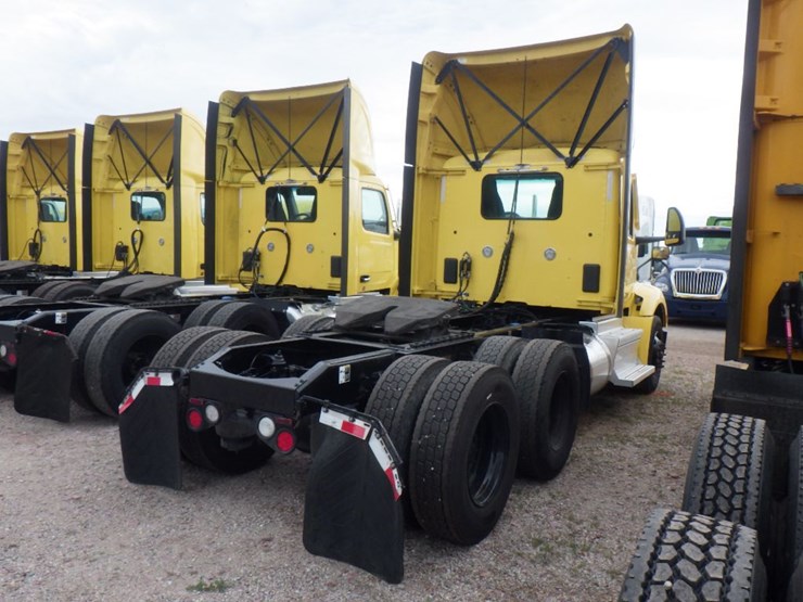 2023-peterbilt-579-image-7