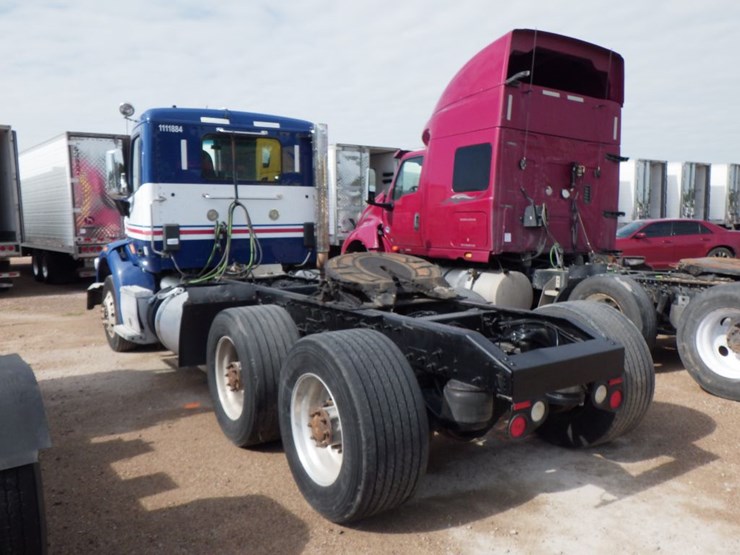 2016-peterbilt-567-image-10