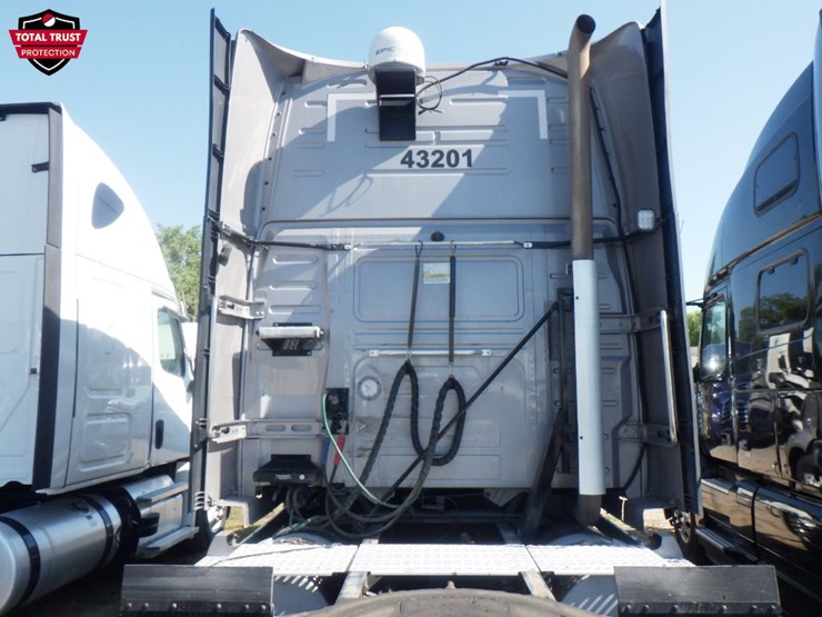 2023-volvo-vnl860-image-12