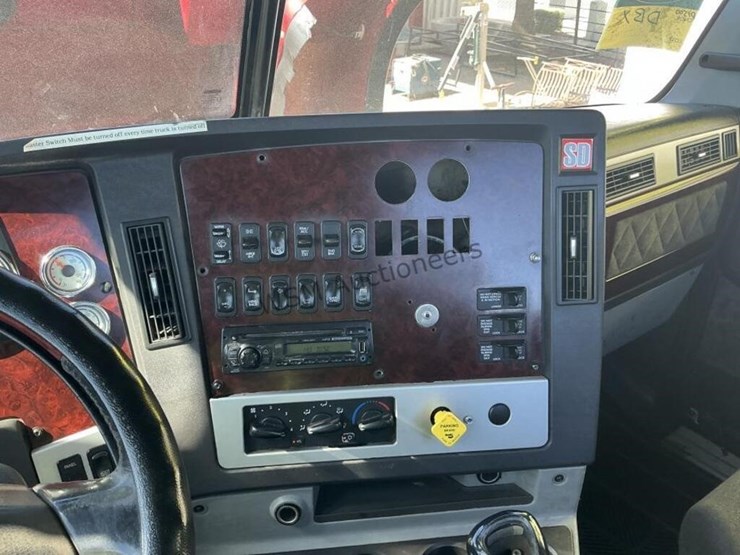 2016-freightliner-122sd-image-15