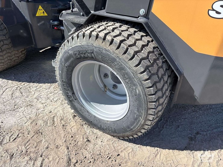 2024-case-sl12-mini-articulated-wheel-loader-image-41