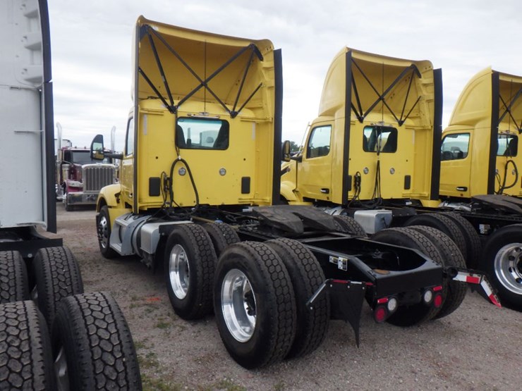 2023-peterbilt-579-image-11