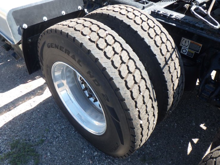 2022-peterbilt-579-image-13