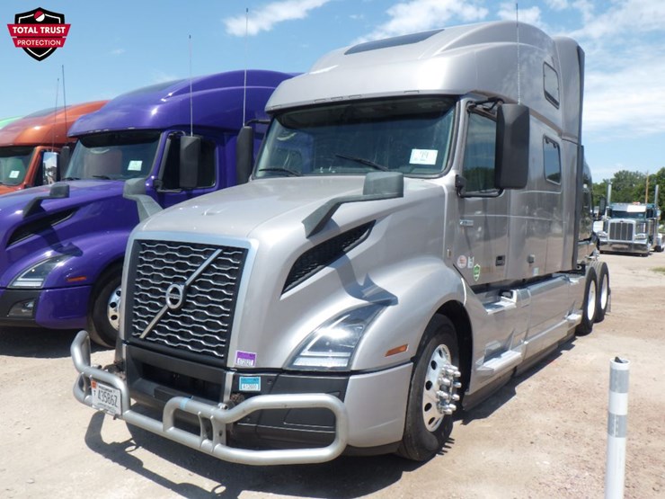 2022-volvo-vnl860-image-1