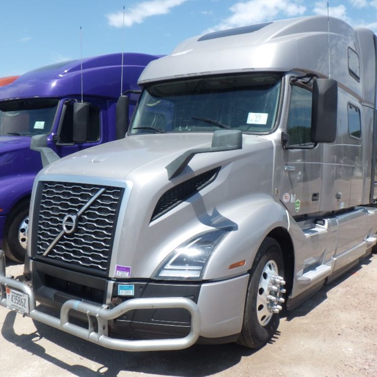 2022 VOLVO VNL860