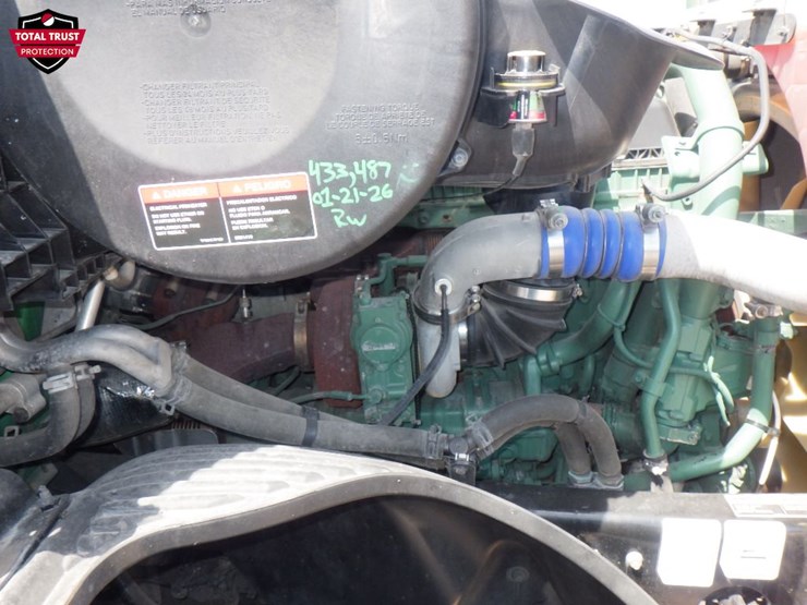2022-volvo-vnl860-image-25