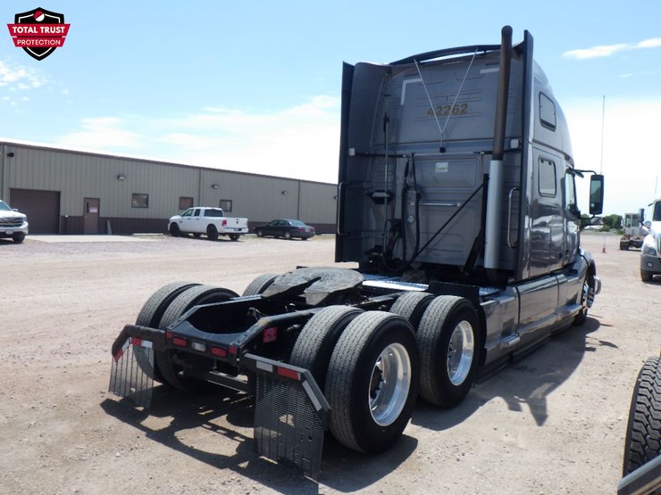2022-volvo-vnl860-image-8
