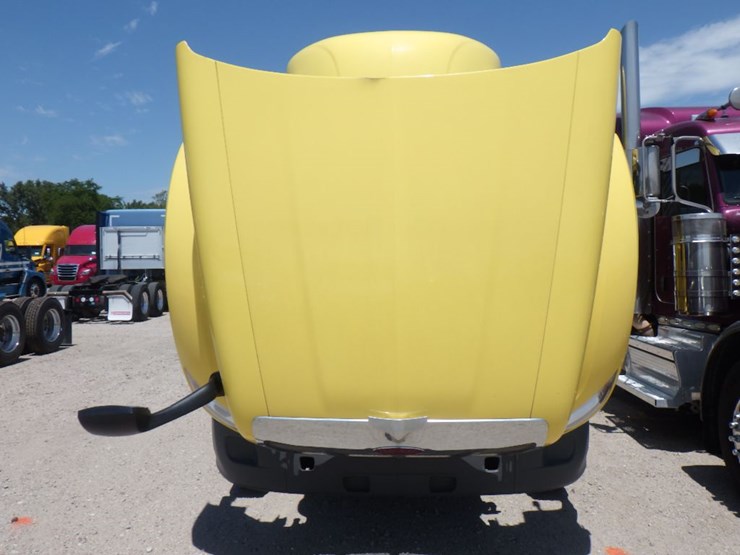 2021-peterbilt-579-image-21
