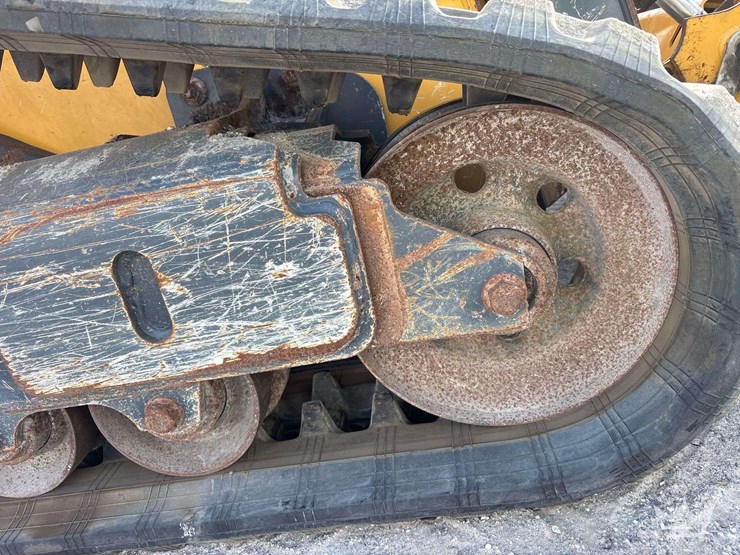 2020-deere-325g-image-39