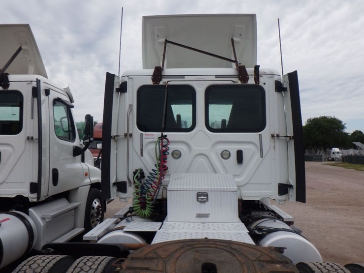 2018-freightliner-cascadia-125-image-10
