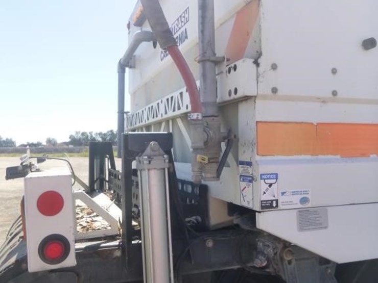 2016-freightliner-m2-106-image-30