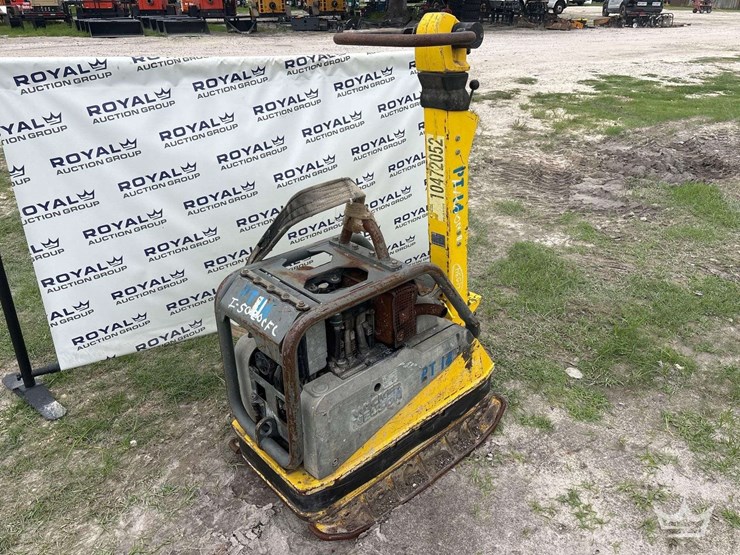 2016-wacker-neuson-dpu5545-vibratory-plate-compactor-image-2