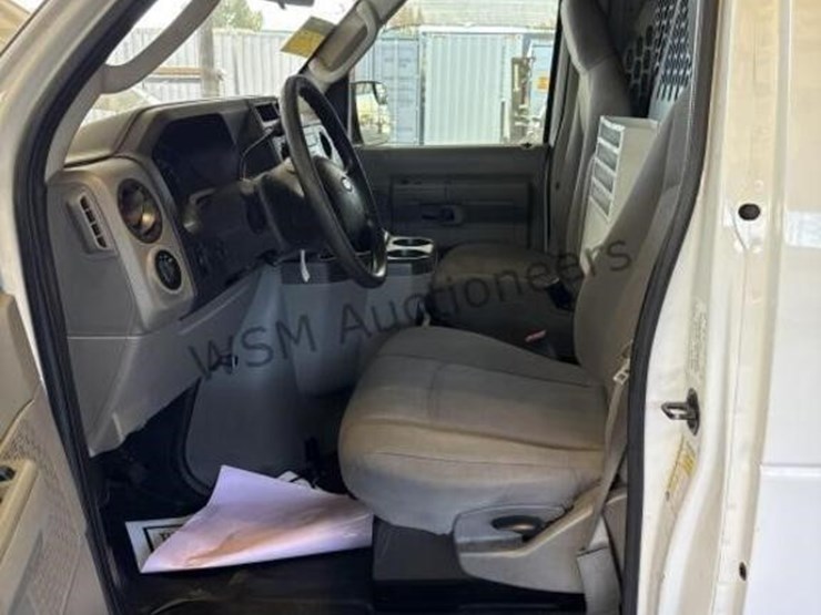 2013-ford-cargo-image-27
