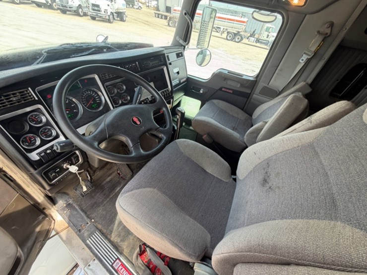 2011-kenworth-t800-image-12