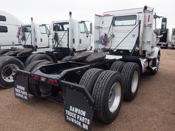 2016-volvo-vnl300-image-7